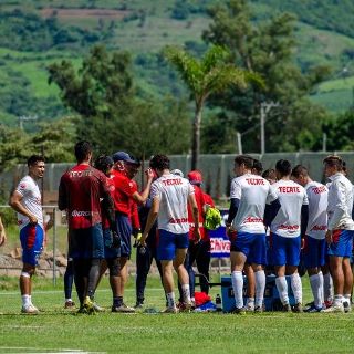 Chivas, sin refuerzos pero con otra baja en el plantel
