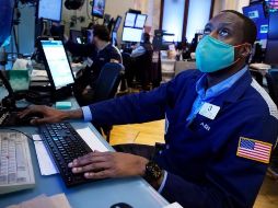 Con estas cifras, los tres indicadores de referencia de Wall Street daban continuidad a los descensos acumulados la semana pasada. AP/R. Drew