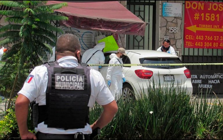 Policías y peritos inspeccionan una escena del crimen donde fue asesinado el periodista Abraham Mendoza, hoy, en Morelia. EFE/I. Villanueva