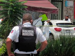 Policías y peritos inspeccionan una escena del crimen donde fue asesinado el periodista Abraham Mendoza, hoy, en Morelia. EFE/I. Villanueva