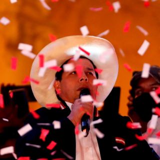 AMLO manda "abrazo solidario" a Pedro Castillo tras triunfo en Perú