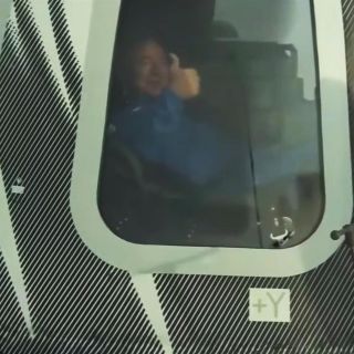 "Los multimillonarios no deberían existir", la petición en línea para que Bezos se quedara en el espacio