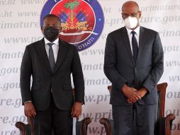 El nuevo primer ministro, Ariel Henry (d), y su antecesor, Claude Joseph, guardan un minuto de silencio durante la ceremonia de toma de posesión del nuevo Gobierno haitiano. EFE/O. Barría