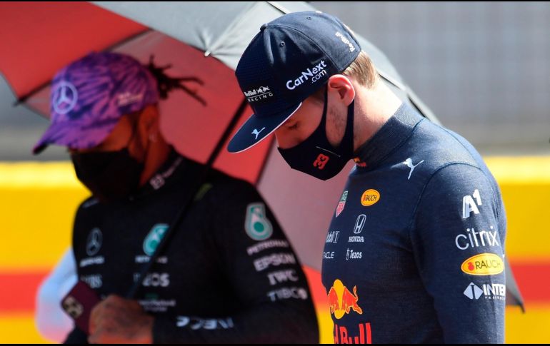PROTAGONIISTAS. La incesante lucha que están viviendo al volante Lewis Hamilton y Max Verstappen, podría trasladarse fuera de la pista tras el choque que protagonizaron en el GP de Silverstone. EFE/A. RAIN