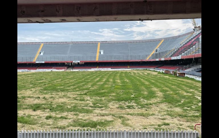 El terreno de juego, luce con pasto alto, quemado, sin mantenimiento. TWITTER/@miguirocha