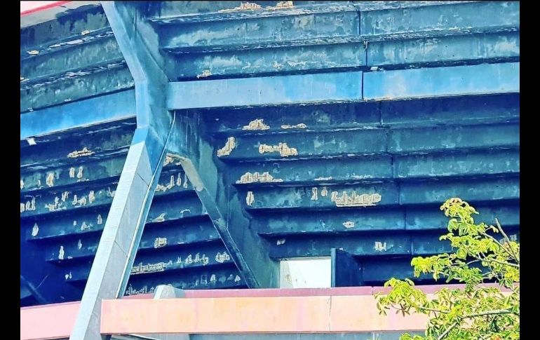 Se aprecia el deterioro en  las estructuras de concreto por la parte de afuera del inmueble.  TWITTER/@miguirocha