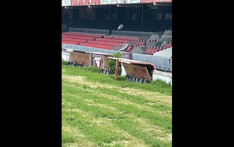 Las bancas, casi ocultas por lo alto del pasto, que incluso ya llega a ser zacate. TWITTER/@miguirocha