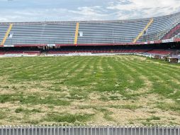 El terreno de juego, luce con pasto alto, quemado, sin mantenimiento. TWITTER/@miguirocha