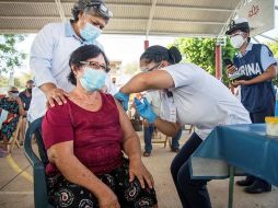 Una mujer recibe la vacuna CanSino contra el coronavirus en el Istmo de Tehuantepec, Oaxaca. EFE/L. Villalobos