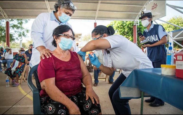 Una mujer recibe la vacuna CanSino contra el coronavirus en el Istmo de Tehuantepec, Oaxaca. EFE/L. Villalobos