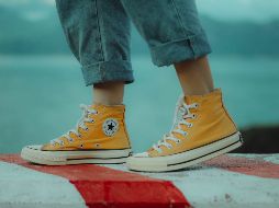 Los Converse Cuck Taylor All Star fueron creados para jugar basketbal, pero después se convirtieron en los favoritos de los jóvenes de cada década. UNSPLASH/ THUAN PHAM