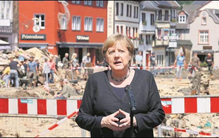 Merkel señaló que en el Oeste del país se habían confirmado 163 muertos y 749 heridos, pero cientos de personas siguen desaparecidas. EFE/O. Berg