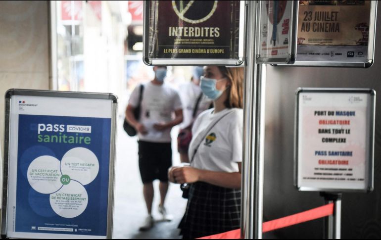 Los franceses deberán presentar una prueba de vacunación o un test COVID-19 negativo para ir a cines, museos o lugares deportivos, como consecuencia de un aumento del 140% de contagios en una semana. AFP / A. Jocard