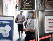 Los franceses deberán presentar una prueba de vacunación o un test COVID-19 negativo para ir a cines, museos o lugares deportivos, como consecuencia de un aumento del 140% de contagios en una semana. AFP / A. Jocard