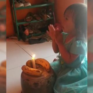 Niña celebra su cumpleaños con pastel de plátanos y se viraliza
