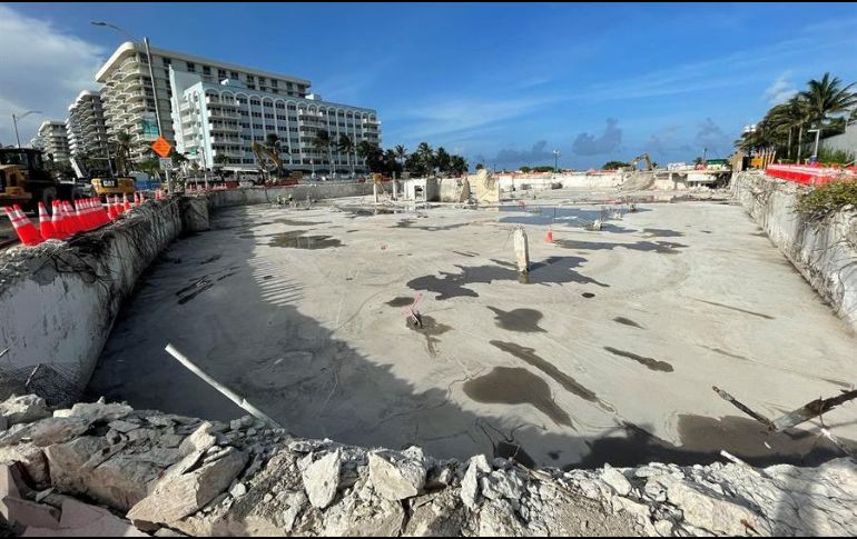Fotografía divulgada por el senador Jason Pizzo donde se muestra el solar donde hasta hace poco había una montaña de escombros del edificio desplomado en Miami. EFE/J. Pizzo