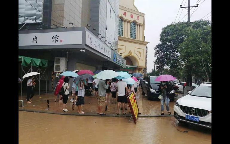 Detallan que el equivalente a la lluvia media de un año cayó en sólo tres días en la ciudad de Zhengzhou. EFE/FEATURECHINA