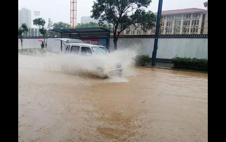 Detallan que el equivalente a la lluvia media de un año cayó en sólo tres días en la ciudad de Zhengzhou. EFE/FEATURECHINA