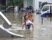 Detallan que el equivalente a la lluvia media de un año cayó en sólo tres días en la ciudad de Zhengzhou. EFE/FEATURECHINA