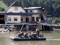 Soldados federales transportan en lancha a residentes y voluntarios en aguas del río Ahr, después de que el único puente de Rech quedase destruido por las inundaciones. EFE/F. Vogel