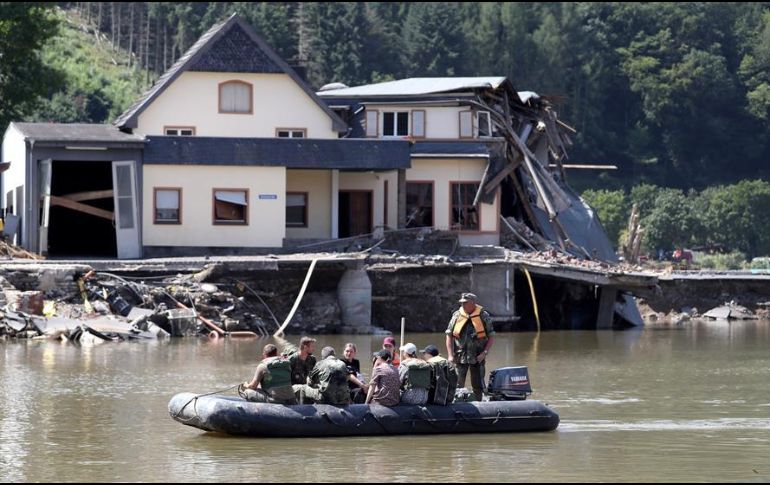 Soldados federales transportan en lancha a residentes y voluntarios en aguas del río Ahr, después de que el único puente de Rech quedase destruido por las inundaciones. EFE/F. Vogel
