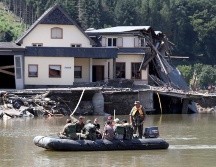 Soldados federales transportan en lancha a residentes y voluntarios en aguas del río Ahr, después de que el único puente de Rech quedase destruido por las inundaciones. EFE/F. Vogel
