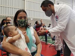 Una mujer recibe una vacuna contra el COVID-19 durante una jornada de vacunación para personas de 30 a 39 años, hoy, en León, Guanajuato. EFE/L. Ramírez