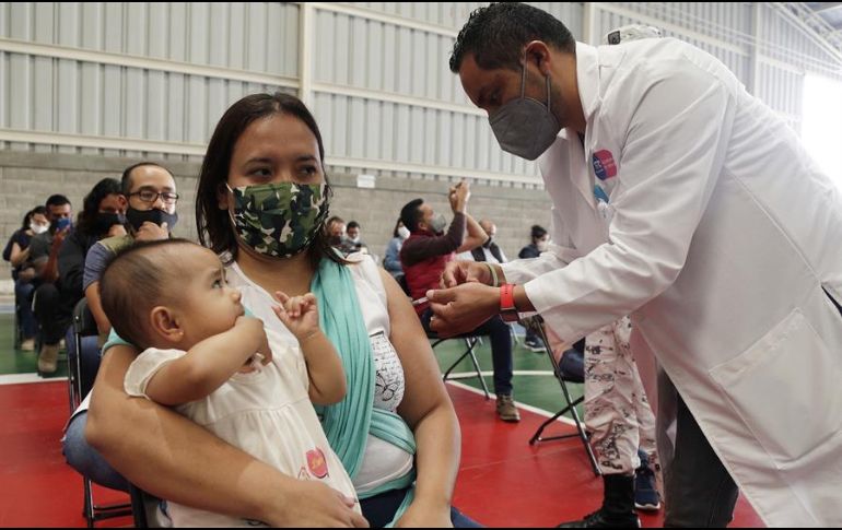 Una mujer recibe una vacuna contra el COVID-19 durante una jornada de vacunación para personas de 30 a 39 años, hoy, en León, Guanajuato. EFE/L. Ramírez