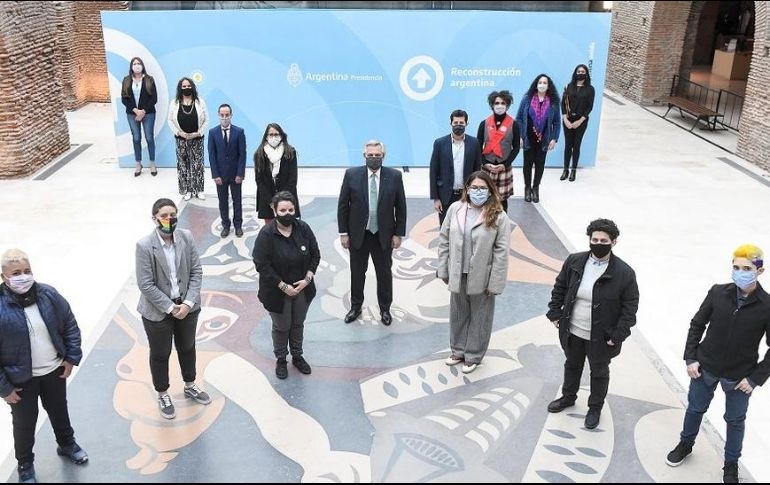 Argentina presentó sus nuevos documentos de identidad no binarios. EPA