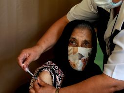 Si uno se enferma a pesar de estar vacunado, los expertos dicen que las inyecciones ayudarán a reducir la gravedad de la enfermedad, la razón principal para hacerlo. AP / ARCHIVO