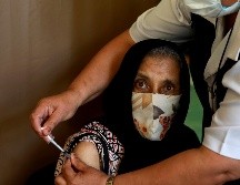 Si uno se enferma a pesar de estar vacunado, los expertos dicen que las inyecciones ayudarán a reducir la gravedad de la enfermedad, la razón principal para hacerlo. AP / ARCHIVO