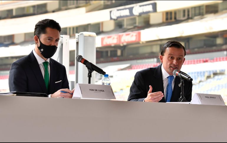 Mikel Arriola (D) se reunió ayer con Yon de Luisa, presidente de la FMF, para anunciar las acciones que tomarán en contra de los insultos discriminatorios en el futbol. Hoy dio positivo al virus. IMAGO7