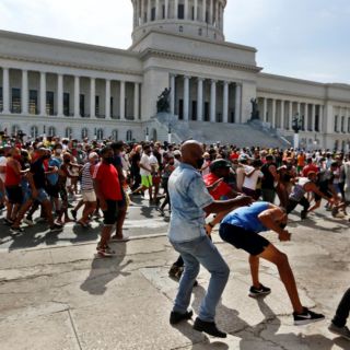 EU sanciona al ministro de Defensa de Cuba y "es solo el comienzo"