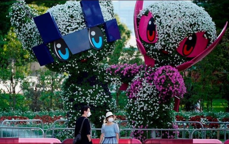 Japoneses pasean por la calles de Tokio este 22 de julio, antes de la ceremonia de inauguración de los Juegos Olímpicos. EFE / F. Robichon