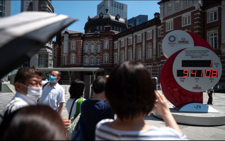 Japoneses pasean por la calles de Tokio este 22 de julio, antes de la ceremonia de inauguración de los Juegos Olímpicos. AFP / P. Fong