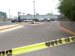 Policías municipales y elementos de la Guardia Nacional resguardan la escena del crimen en la ciudad de Guaymas, Sonora. EFE/D. Sánchez