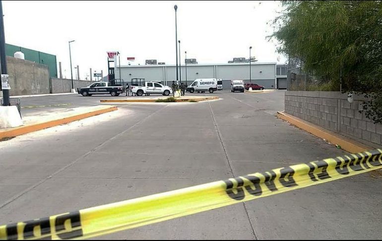 Policías municipales y elementos de la Guardia Nacional resguardan la escena del crimen en la ciudad de Guaymas, Sonora. EFE/D. Sánchez