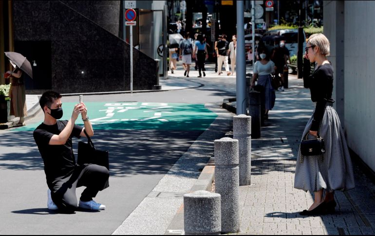 Mujer posa para una fotografía en calles del barrio de Harajuku, en Tokio. EFE / K. Försterling