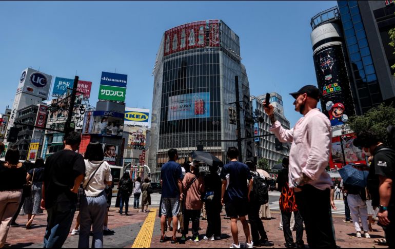 Paseantes aguardan para cruzar algunos de los pasos de cebra del cruce del barrio Shibuya de Tokio, antes de la inauguración de los Juegos Olímpicos. EFE / J. I. Roncoroni