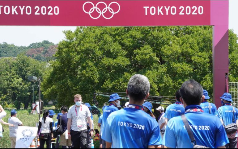 Empleados trabajan en el parque Musashinomori, en Tokio. Xinhua / Ding Xu