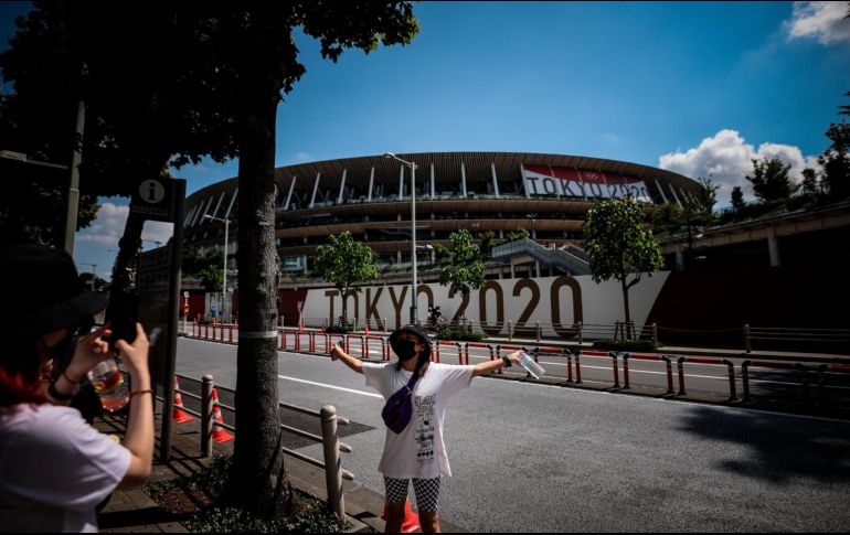 Dos mujeres se toman fotos en los alrededores del Estadio Olímpico de Tokio. EFE / J. I. Roncoroni