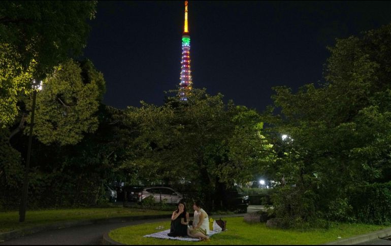 Imagen de la torre de Tokio iluminada antes de la ceremonia de inauguración de los juegos Olímpicos. Xinhua / Chen Jianli