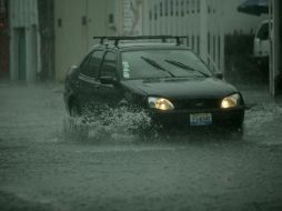 Cuatro vehículos se quedaron varados por el alto nivel de agua en varios puntos de la Metrópoli. EL INFORMADOR/ARCHIVO