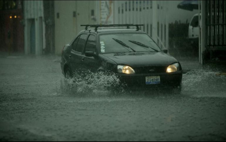 Cuatro vehículos se quedaron varados por el alto nivel de agua en varios puntos de la Metrópoli. EL INFORMADOR/ARCHIVO