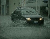 Cuatro vehículos se quedaron varados por el alto nivel de agua en varios puntos de la Metrópoli. EL INFORMADOR/ARCHIVO