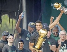 Giannis Antetokounmpo gozó al máximo de los festejos del campeonato. AP/A. Gash