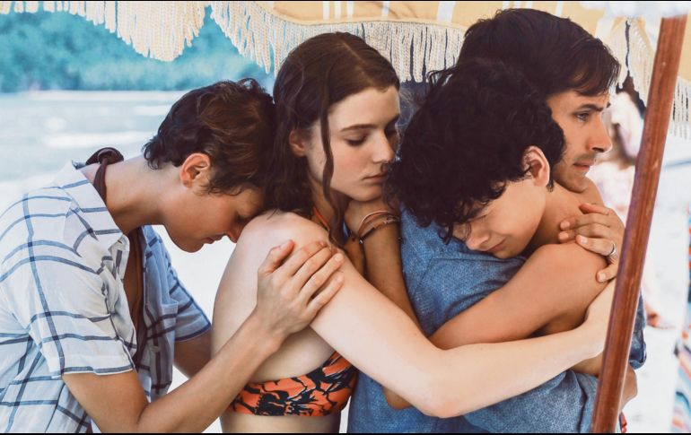 La cinta “Viejos” lleva a la cabeza del reparto al tapatío Gael García Bernal (tercero de derecha a izquierda). ESPECIAL/Universal Pictures