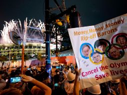 Mientras en el interior del estadio Nacional de Japón se lleva a cabo la ceremonia inaugural de los Juegos, cientos de personas protestaron a un costado del inmueble por la realización de la justa. EFE / F. Robichon