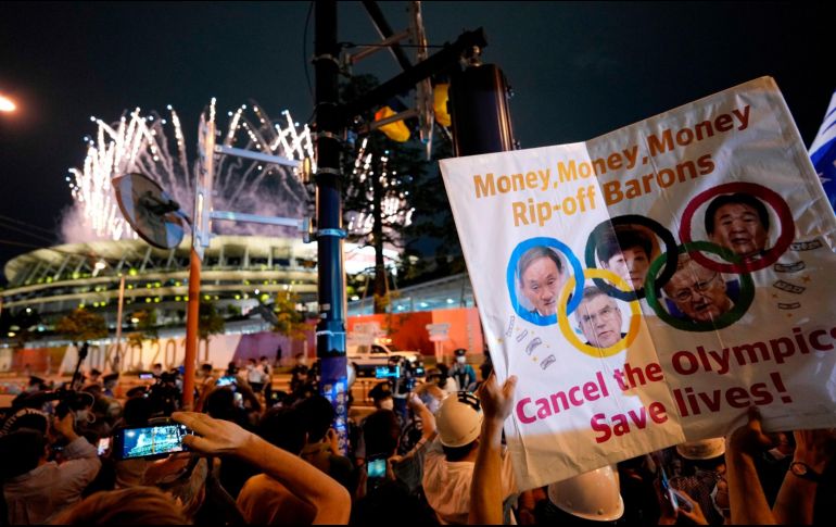 Mientras en el interior del estadio Nacional de Japón se lleva a cabo la ceremonia inaugural de los Juegos, cientos de personas protestaron a un costado del inmueble por la realización de la justa. EFE / F. Robichon
