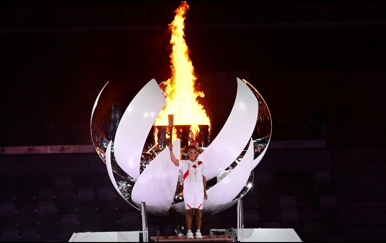 La estructura esférica se abrió para emular la forma de una flor y Naomi Osaka pasó la llama de la antorcha para dar por concluida la ceremonia de cuatro horas. AFP / F. Fife